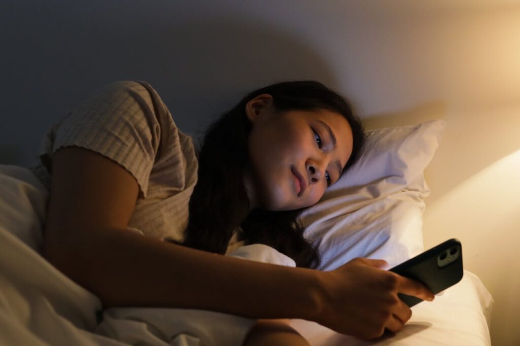 using mobile phone before sleep affects sleep quality